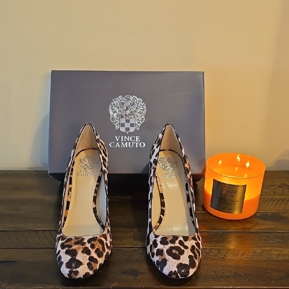 New In Box Vince Camuto Leetey Leopard Print Pumps - Picture 2 of 11